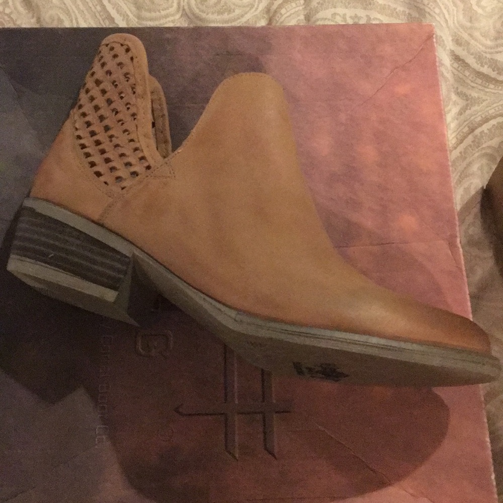 Circle G ld brown cutout shortie boots